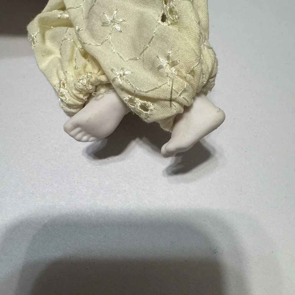 Vintage Capodimonte Porcelain Crawling Baby Doll Italian Eyelet Lace Cream 7.5